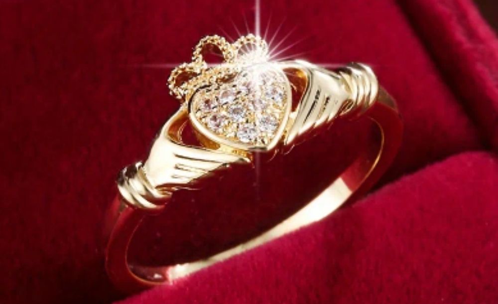 Lot 233: Heart ring