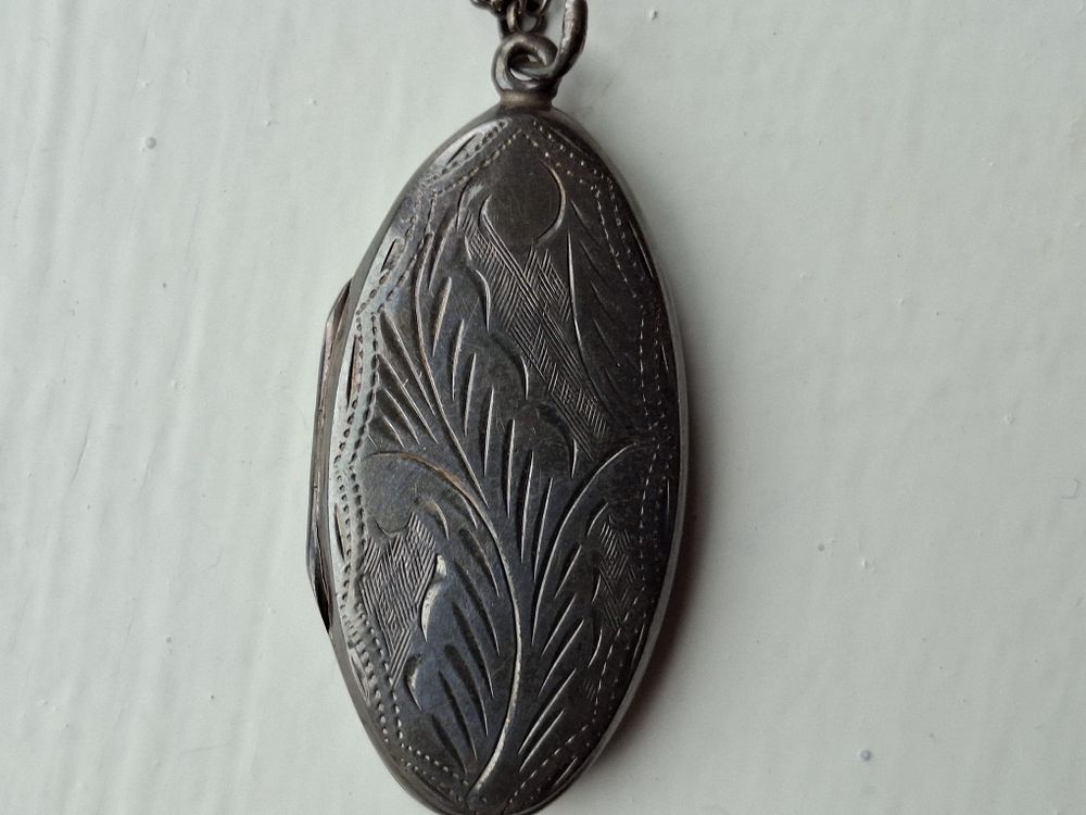 Lot 293: Vintage silver 925 locket
