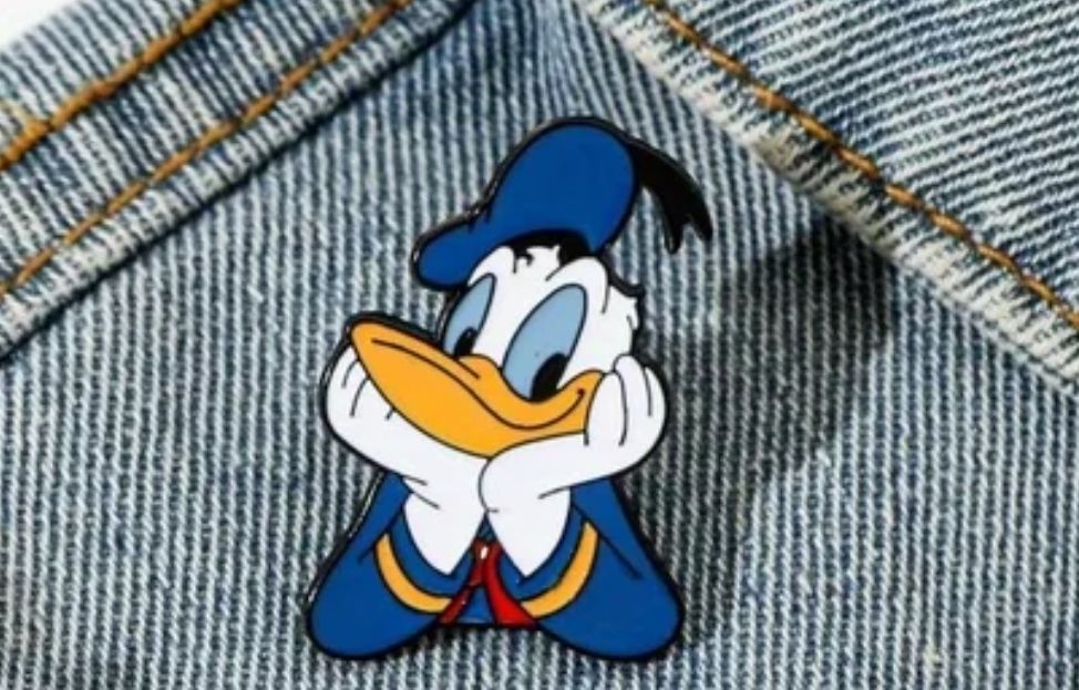 Lot 103: Donald duck badge