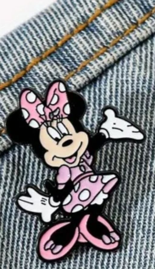 Lot 105: Minne mouse badge