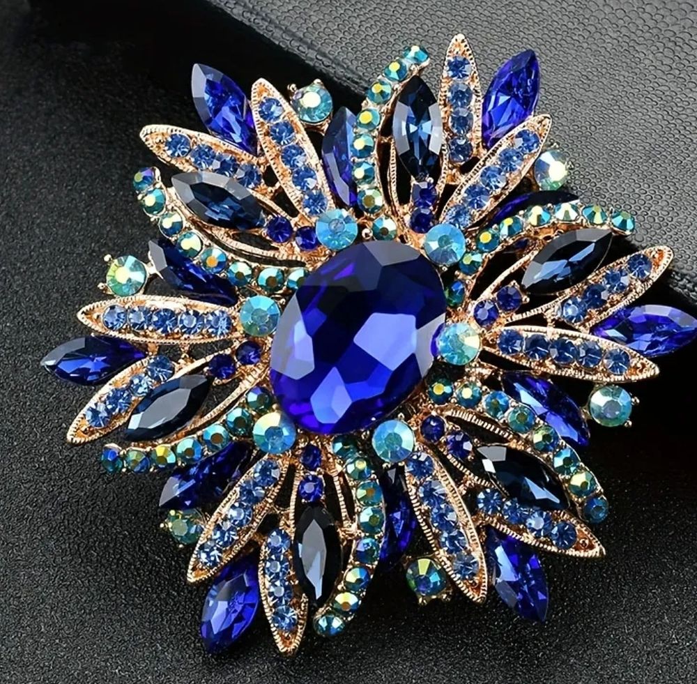 Lot 107: Large flower broach