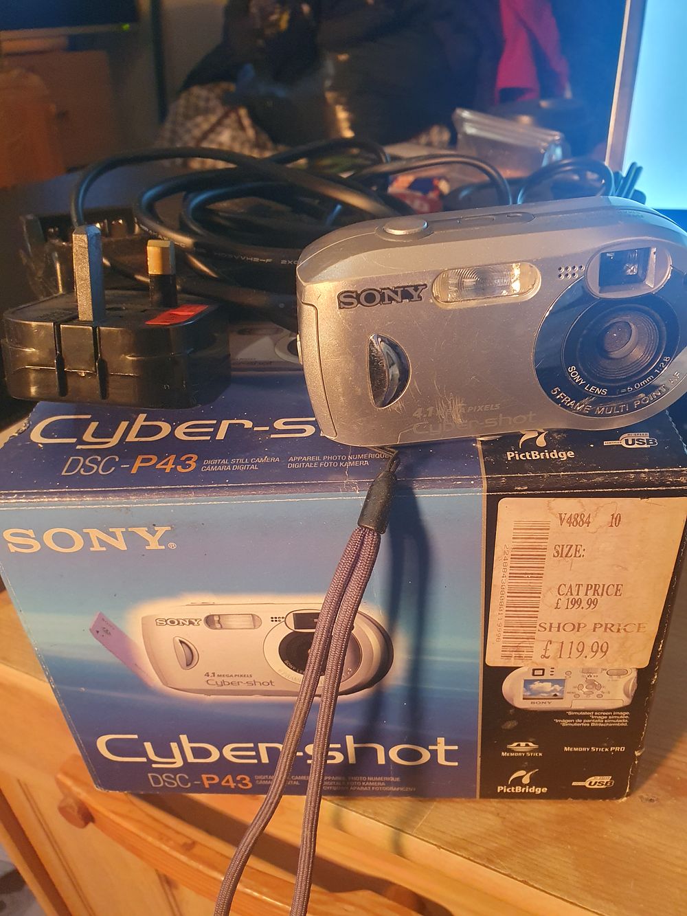 Lot 135: Sony cybershot dsc p43 boxed camera