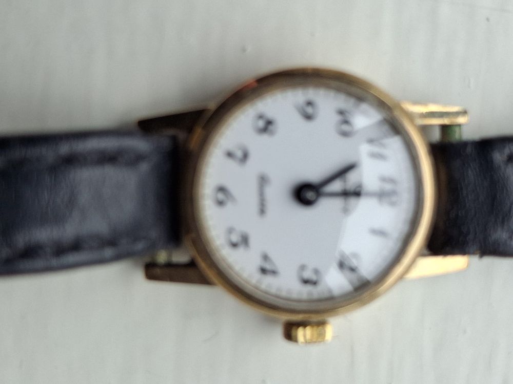 Lot 188: Ladies vintage 9ct case verify quartz pwo