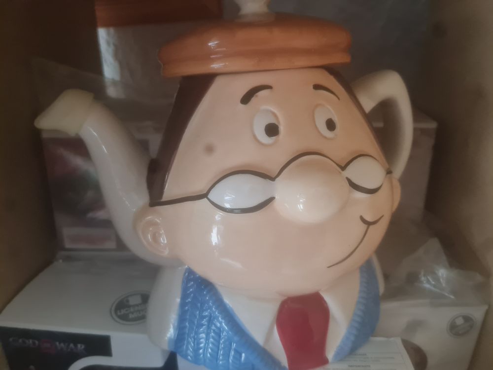 Lot 247: Official tetley tea teapot