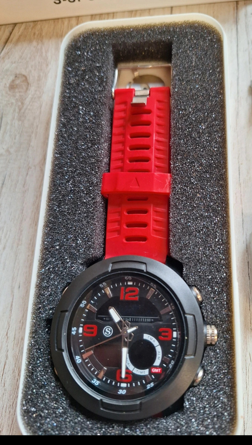 Lot 262: Boxed watch