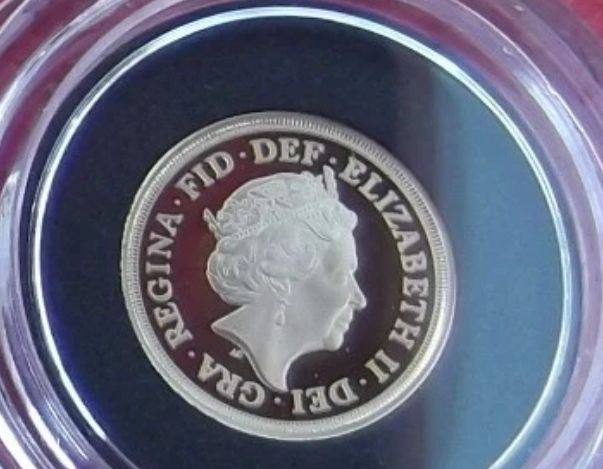 Lot 119f: 22ct gold quarter sovereign in capsule