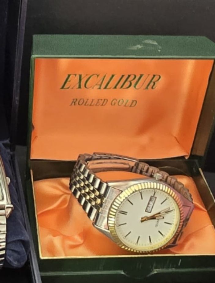 Lot 112q: Boxed watch