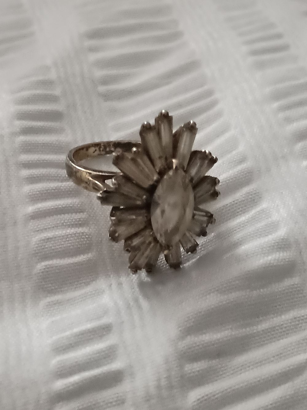 Lot 10a: Vintage ladies ring