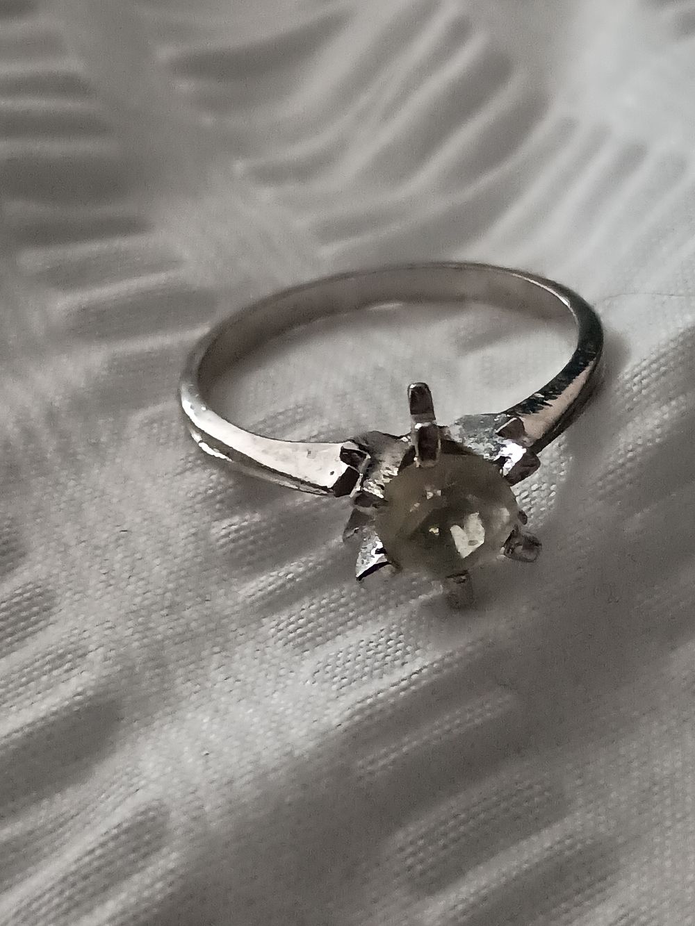 Lot 292: Ladies ring