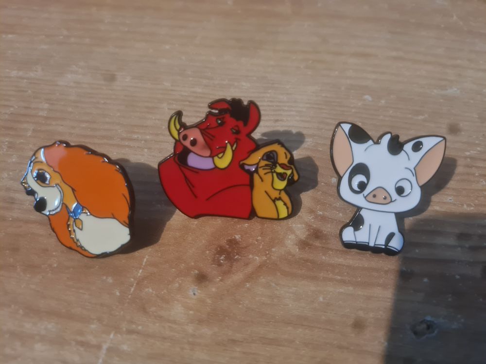 Lot 209: badges lot