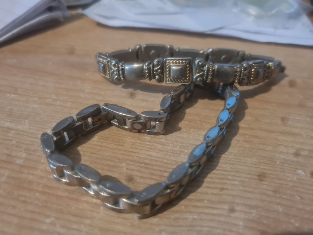Lot 111p: 2 magnetic bracelets