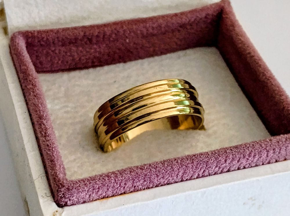 Lot 4F: Beautiful Solid Band Ring