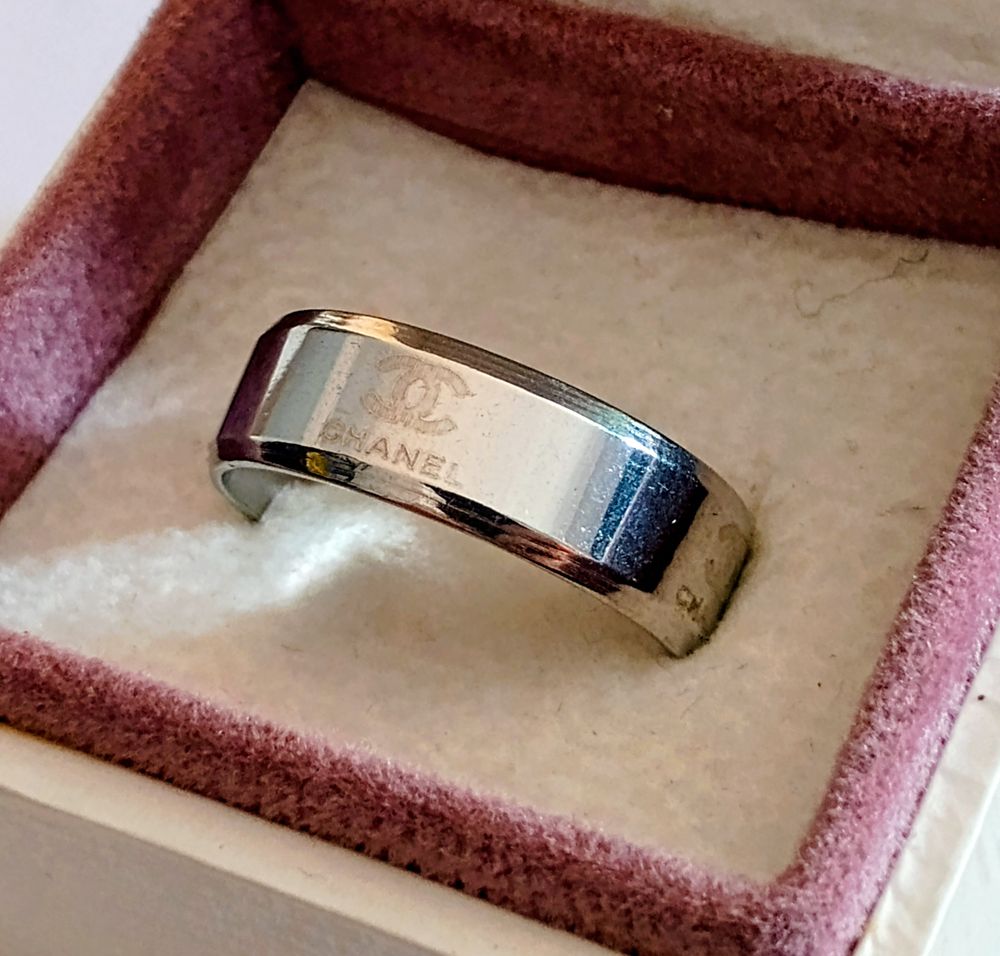 Lot 113a: Beautiful Solid Band Ring With Inscription