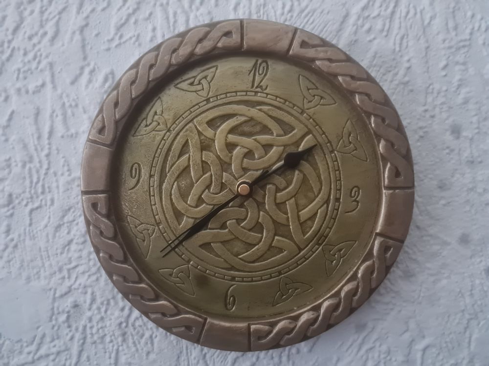 Lot 347: Celtic clock