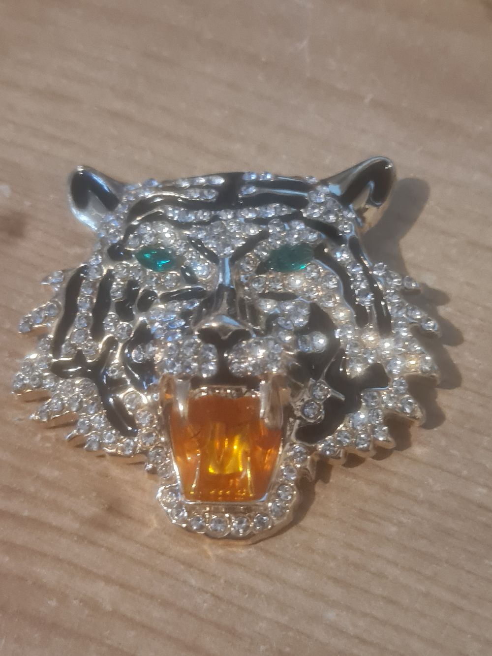 Lot 146: Large tiger broach