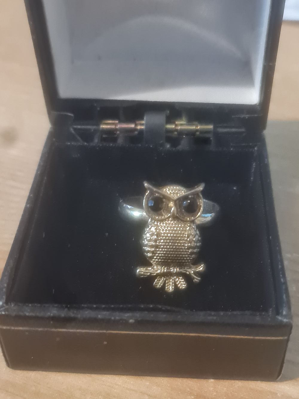 Lot 163: Boxed owl ring