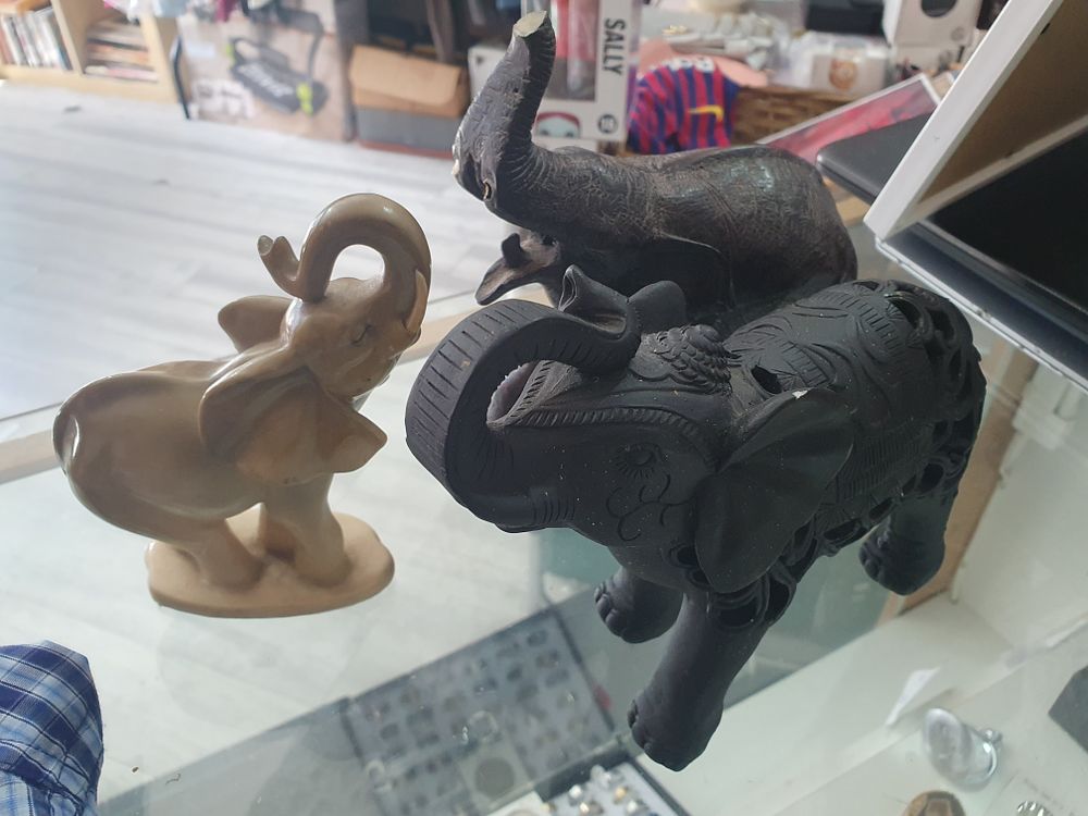 Lot 264: 3 elephant figures