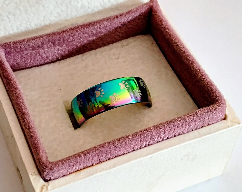 Lot 320: Multicoloured Paw Print Solid Band Ring