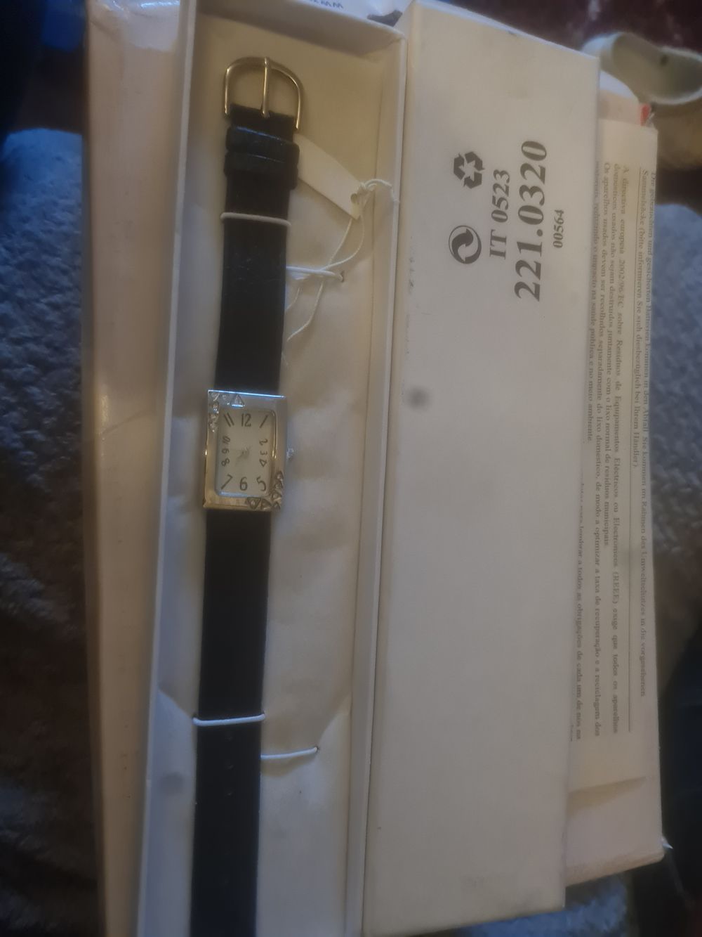 Lot 332: Boxed watch