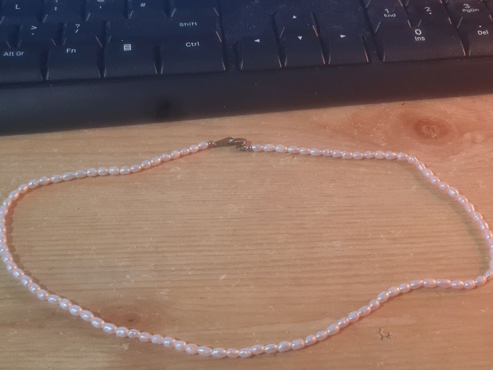 Lot 383: Single string necklace 925 clasp