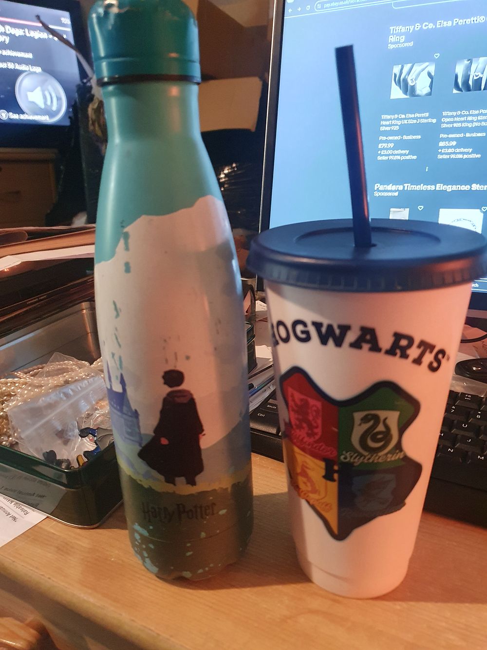 Lot 28p: 2 Harry potter collecables