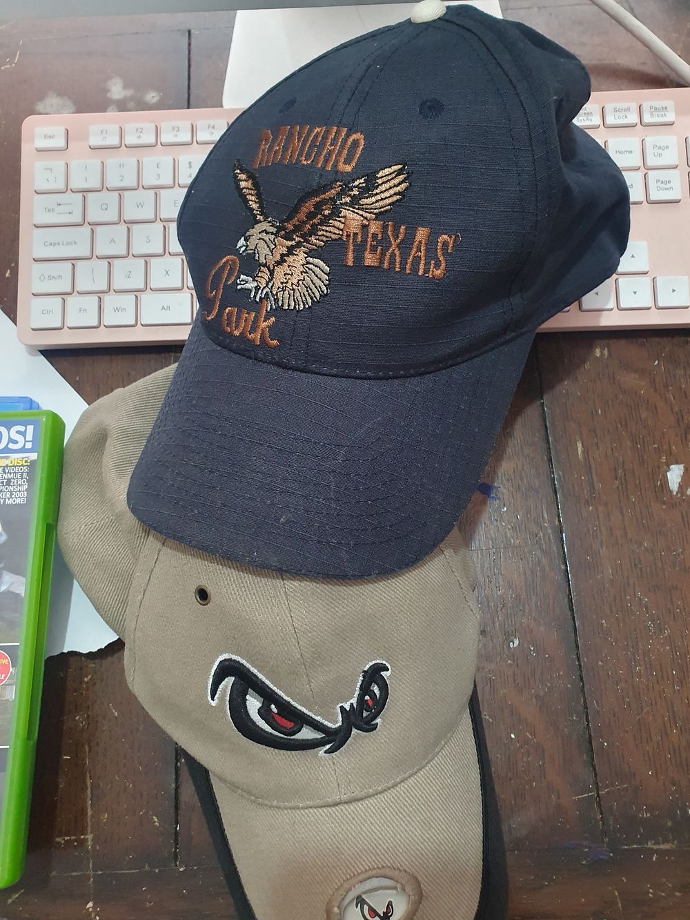 Lot 390: 2 caps
