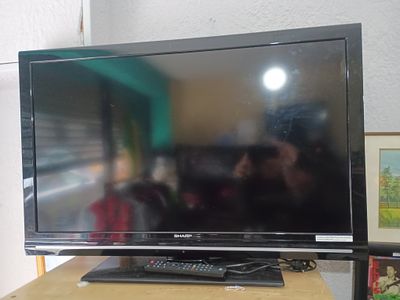 Large 40inch TV with remote working