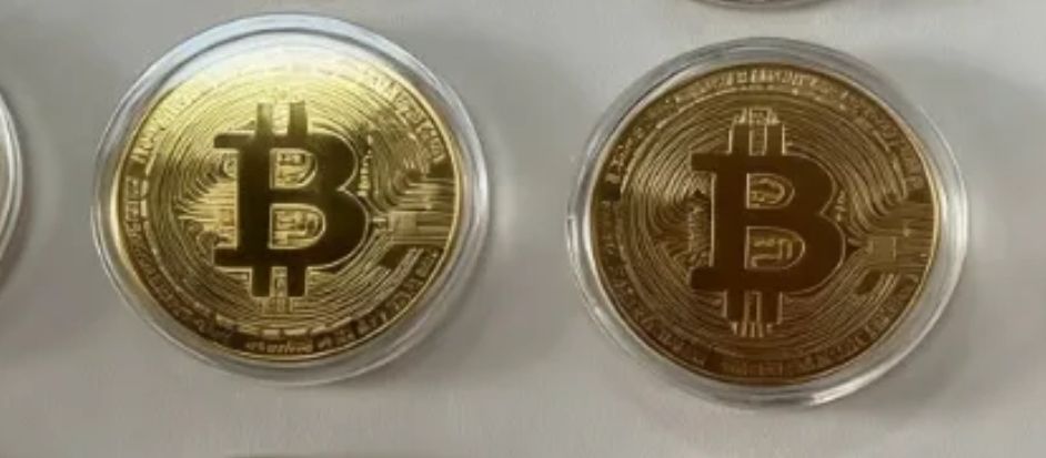 Lot 130: Collectors  coin