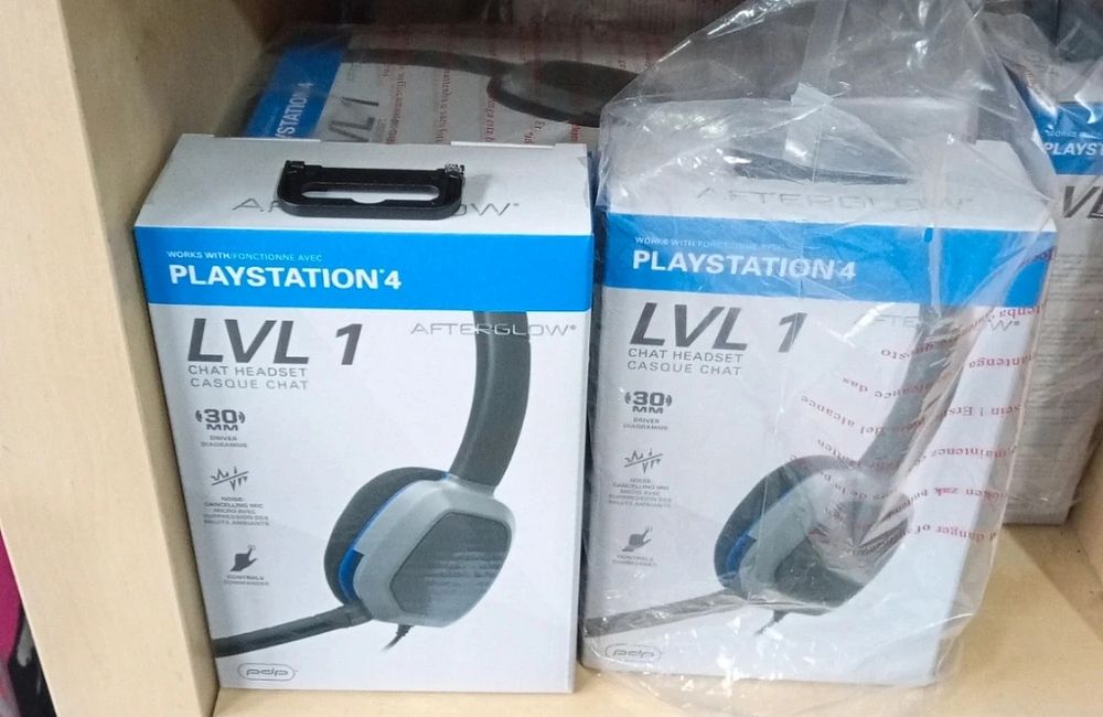 Lot 233: Playstation 4 headphones new