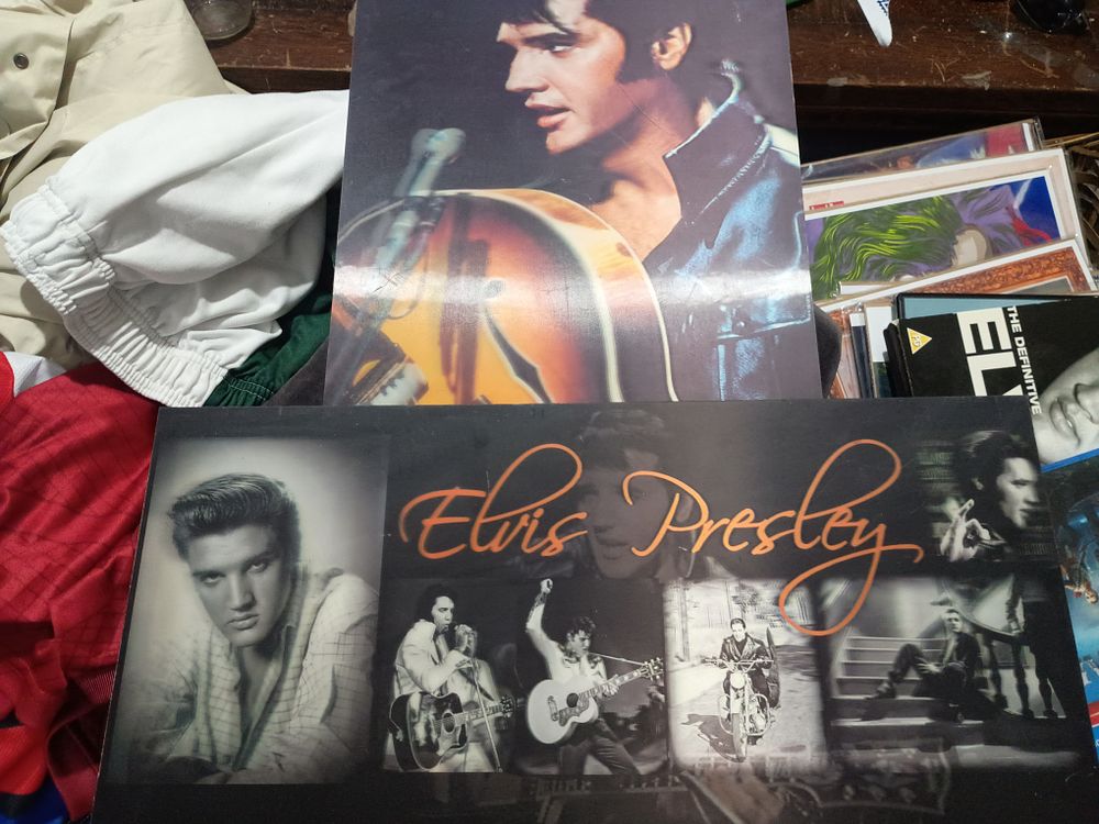 Lot 4c: 2 Elvis 3d pictures