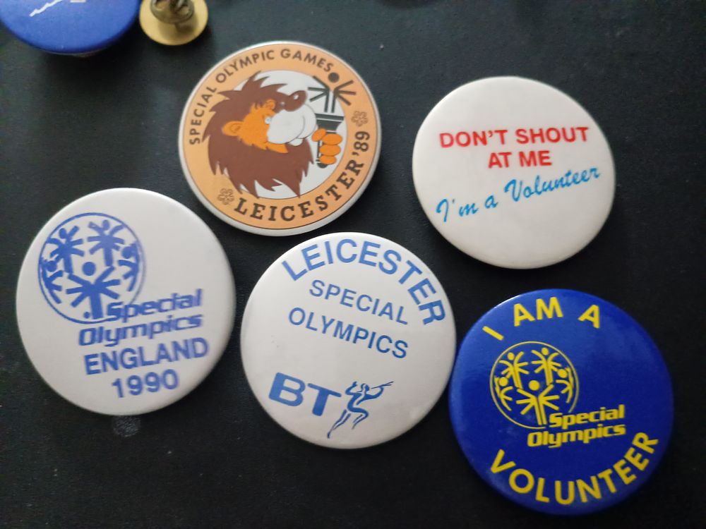Lot 188: Collection of vintage badges
