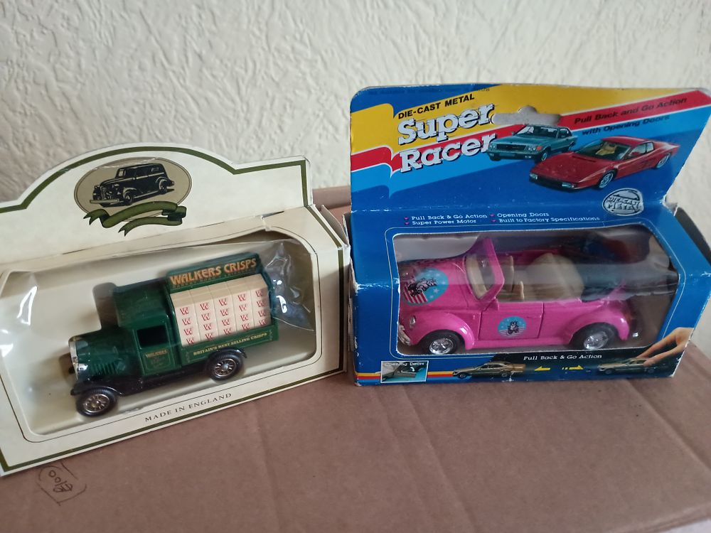 Lot 196: 2 boxed models
