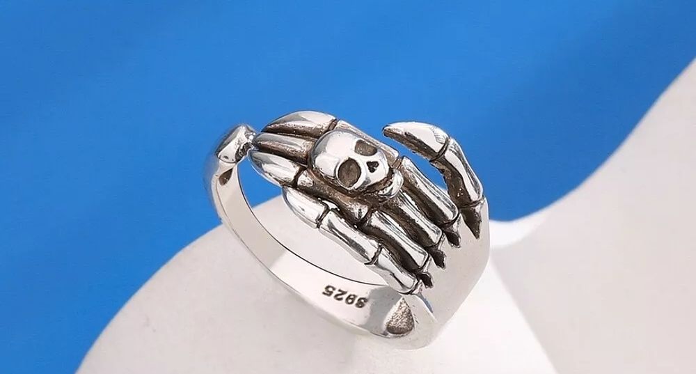 Lot 220: S925 ring
