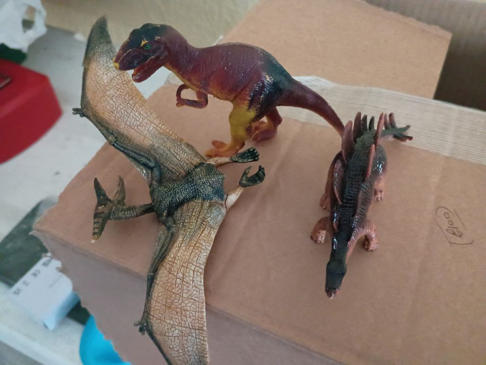 Lot 190: 3 small dinosaurs