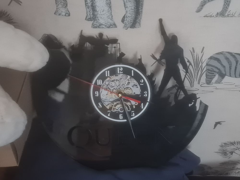 Lot 168: Queen clock