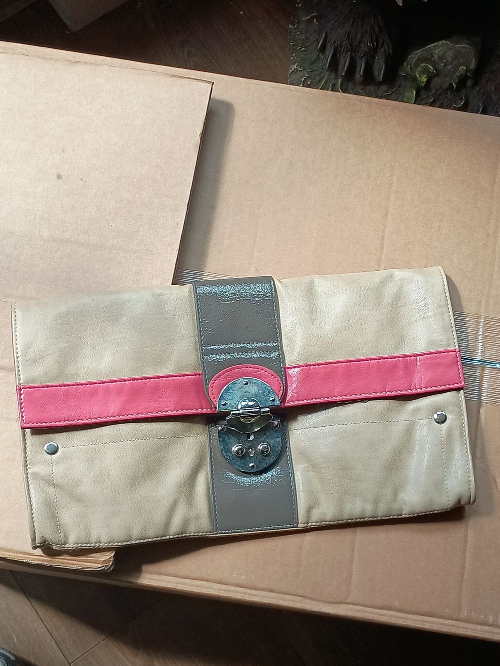 Lot 201: Ladies Clutch Bag