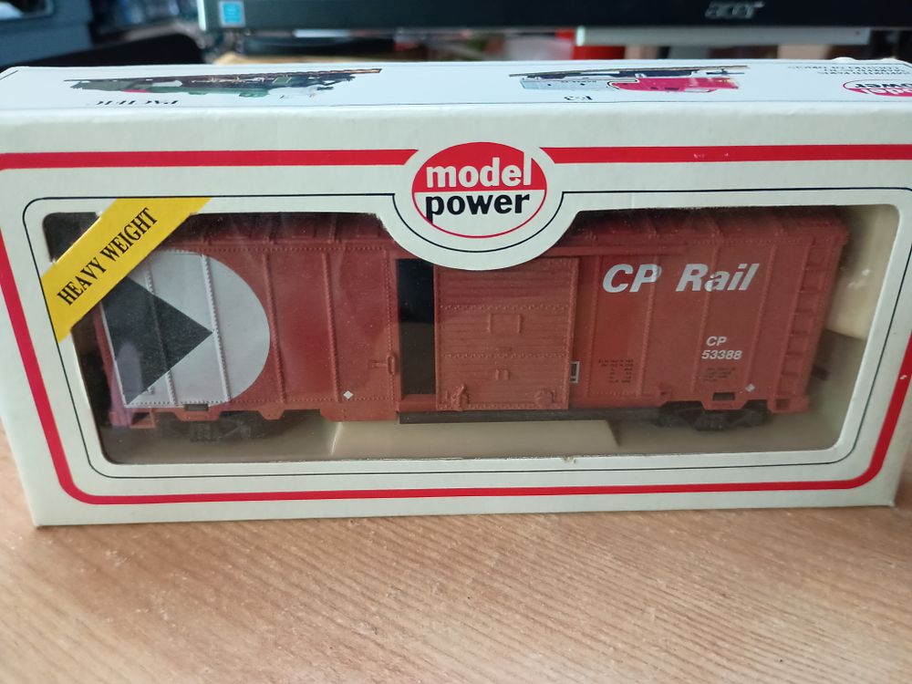 Lot 104: Boxed model train accs