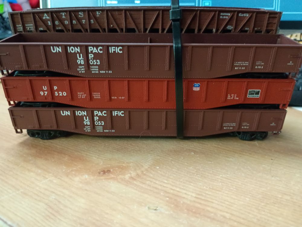 Lot 105: Lot of 3 train carriages