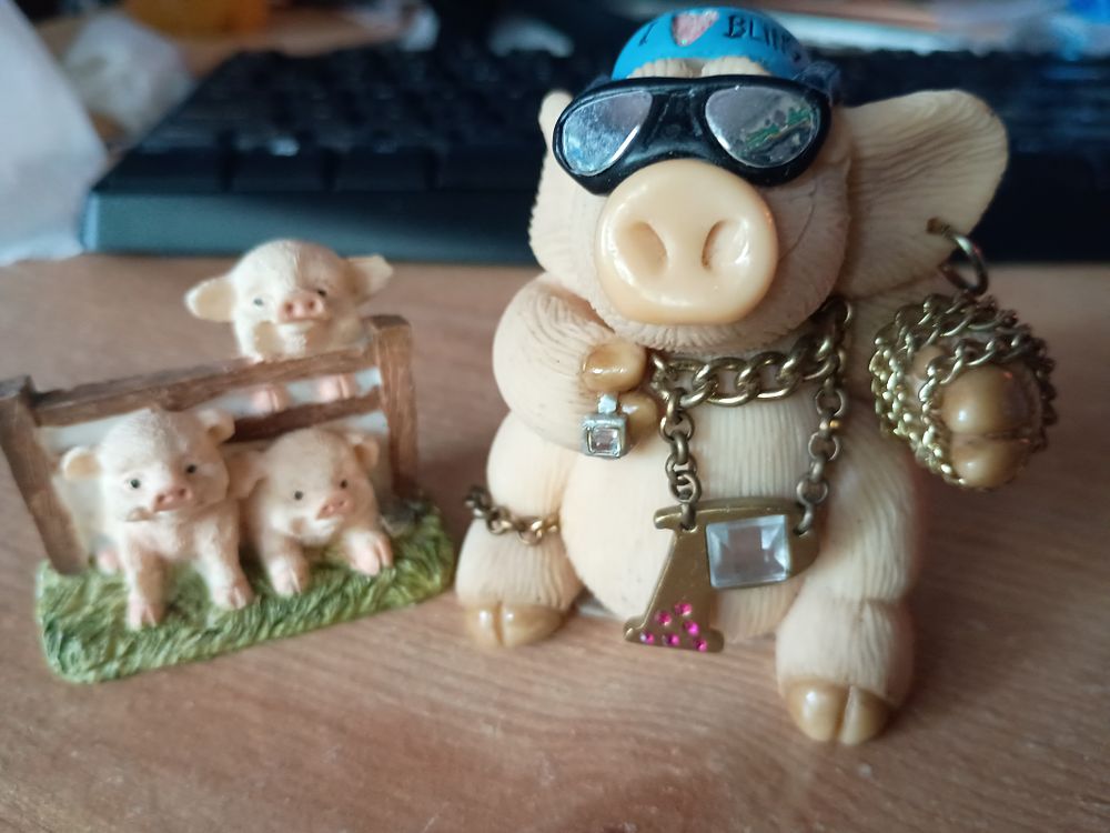 Lot 131: 2 piglet's