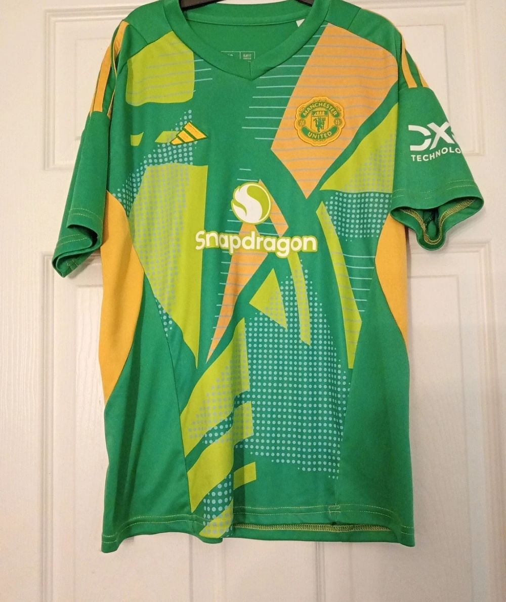 Lot 168: Man utd goalkeeper Jersey