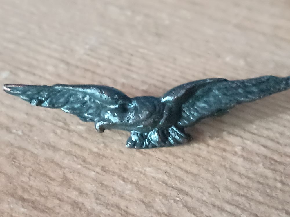 Lot 152: Vintage eagle badge