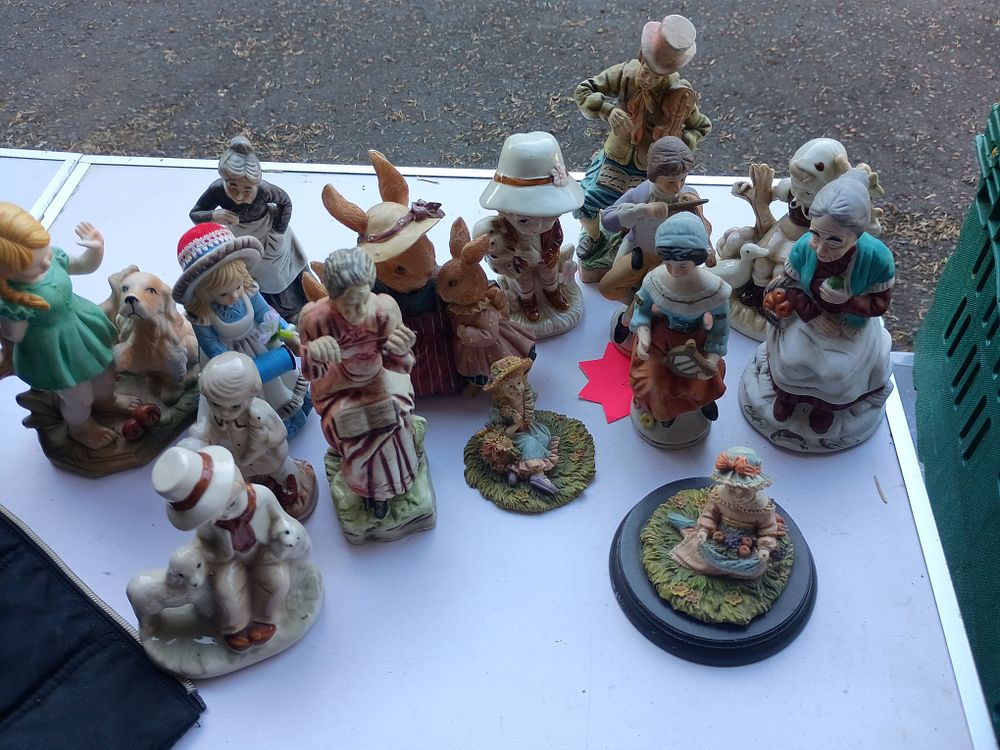 Lot 8d: Large lot of vintage figurines