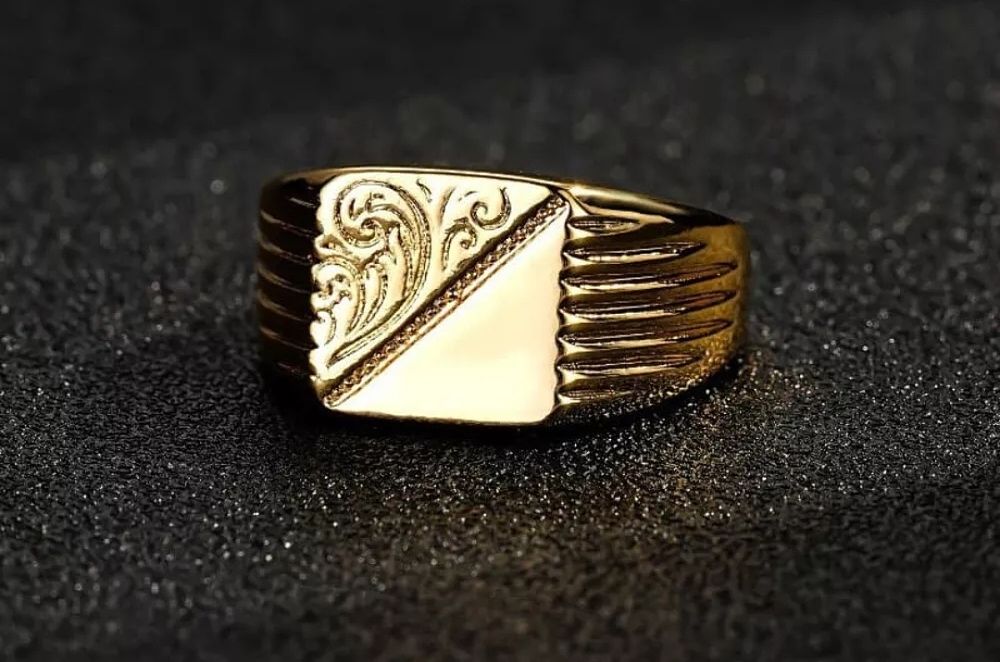 Lot 194: Gold plated signet