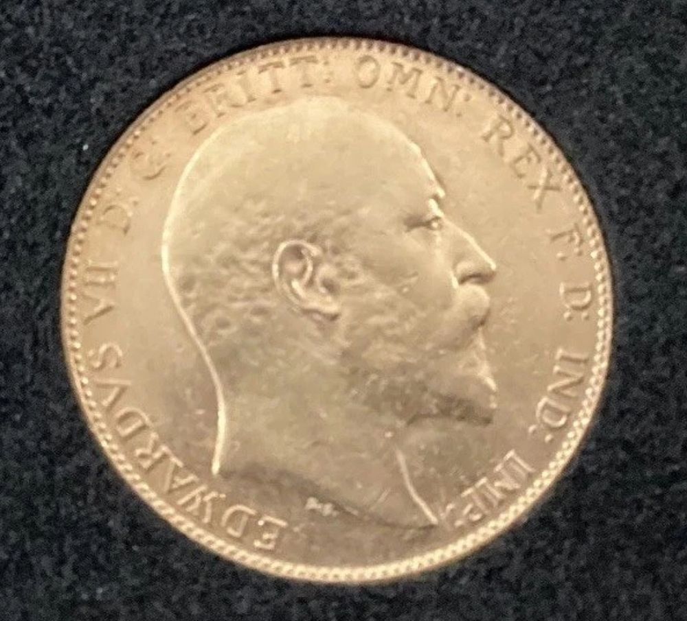 Lot 237: 22ct full sovereign