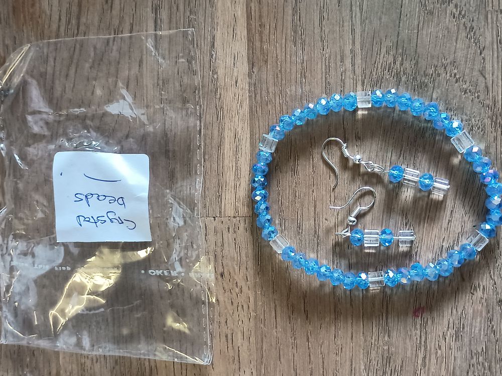 Lot 11y: Crystal beads set