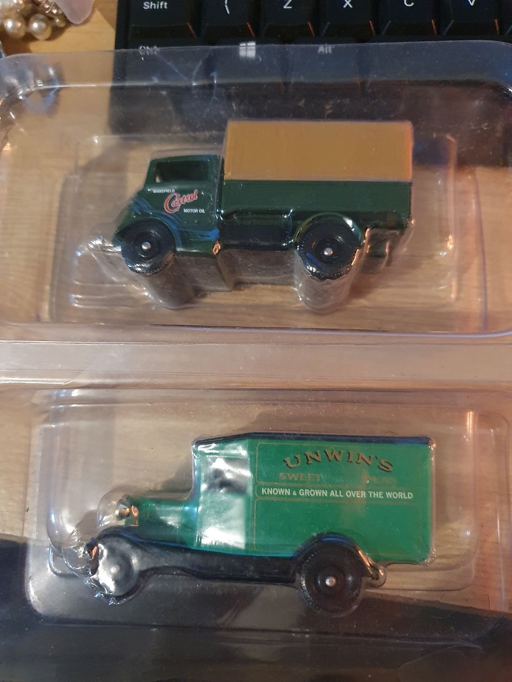 Lot 130: 2 cased models vehicles