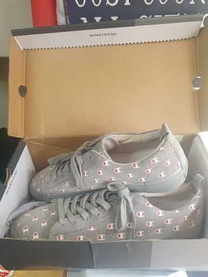 Boxed converse shoes 7.5