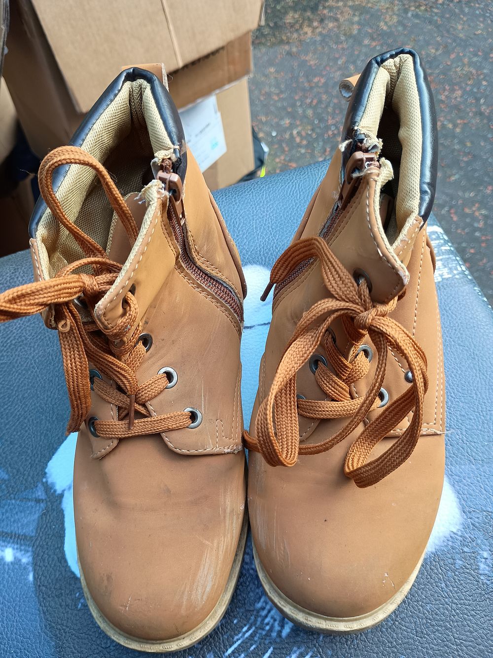 Lot 133: Kids boots