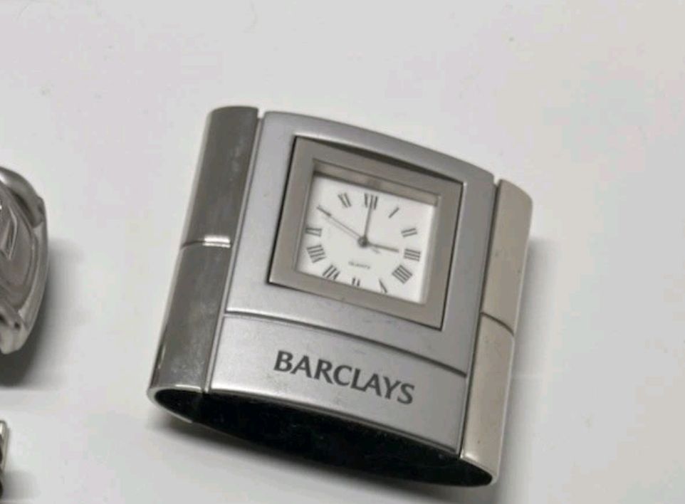 Lot 253: Barcelys clock