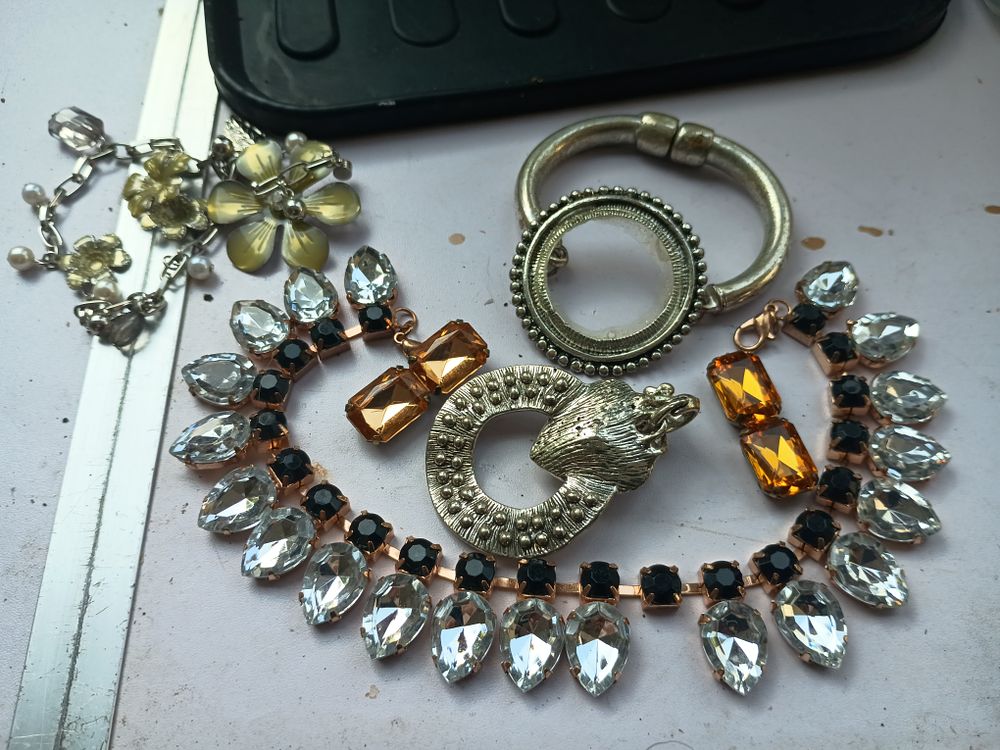 Lot 285: Jewellery lot